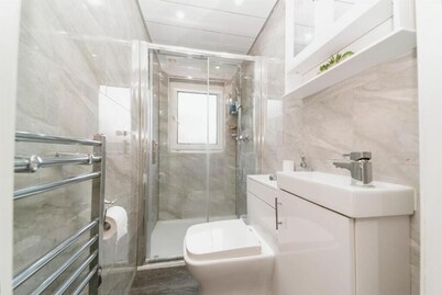 Luxury House in Glasgow – Stylish Comfort with Garden Views and Private parking