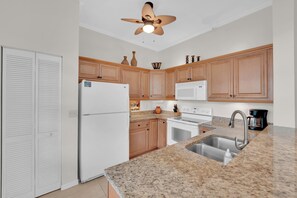 Kjøleskap, mikrobølgeovn, ovn og kokeplater