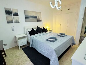 3 bedrooms, iron/ironing board, WiFi, bed sheets