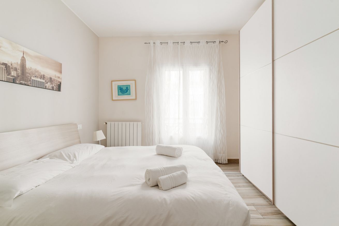 2 habitaciones y tabla de planchar con plancha 