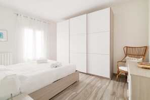2 habitaciones y tabla de planchar con plancha 