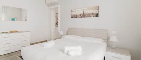 2 habitaciones y tabla de planchar con plancha