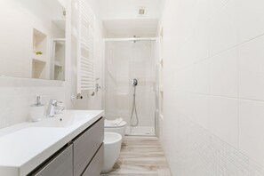 Regadera, secadora de cabello, bidet, toallas 