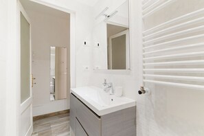 Regadera, secadora de cabello, bidet, toallas 