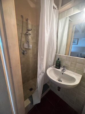 Een douche, een haardroger, een bidet, handdoeken
