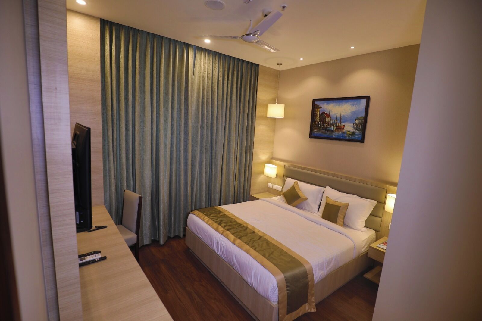 Deluxe Double or Twin Room, 1 Bedroom, Park View | In-room safe, soundproofing, iron/ironing board, free WiFi
