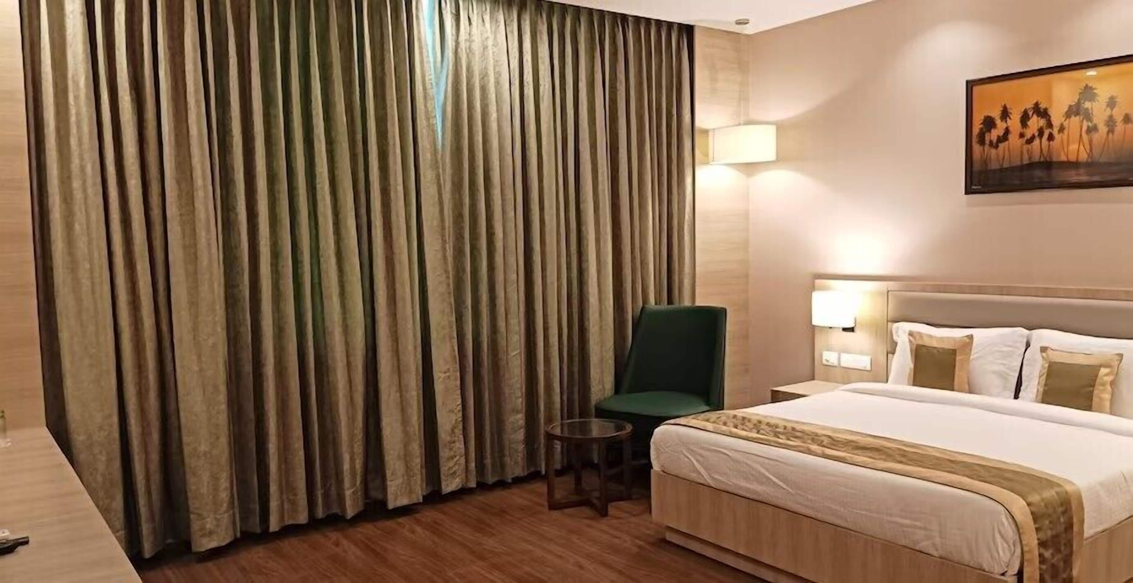 Luxury Suite, Park View | In-room safe, soundproofing, iron/ironing board, free WiFi