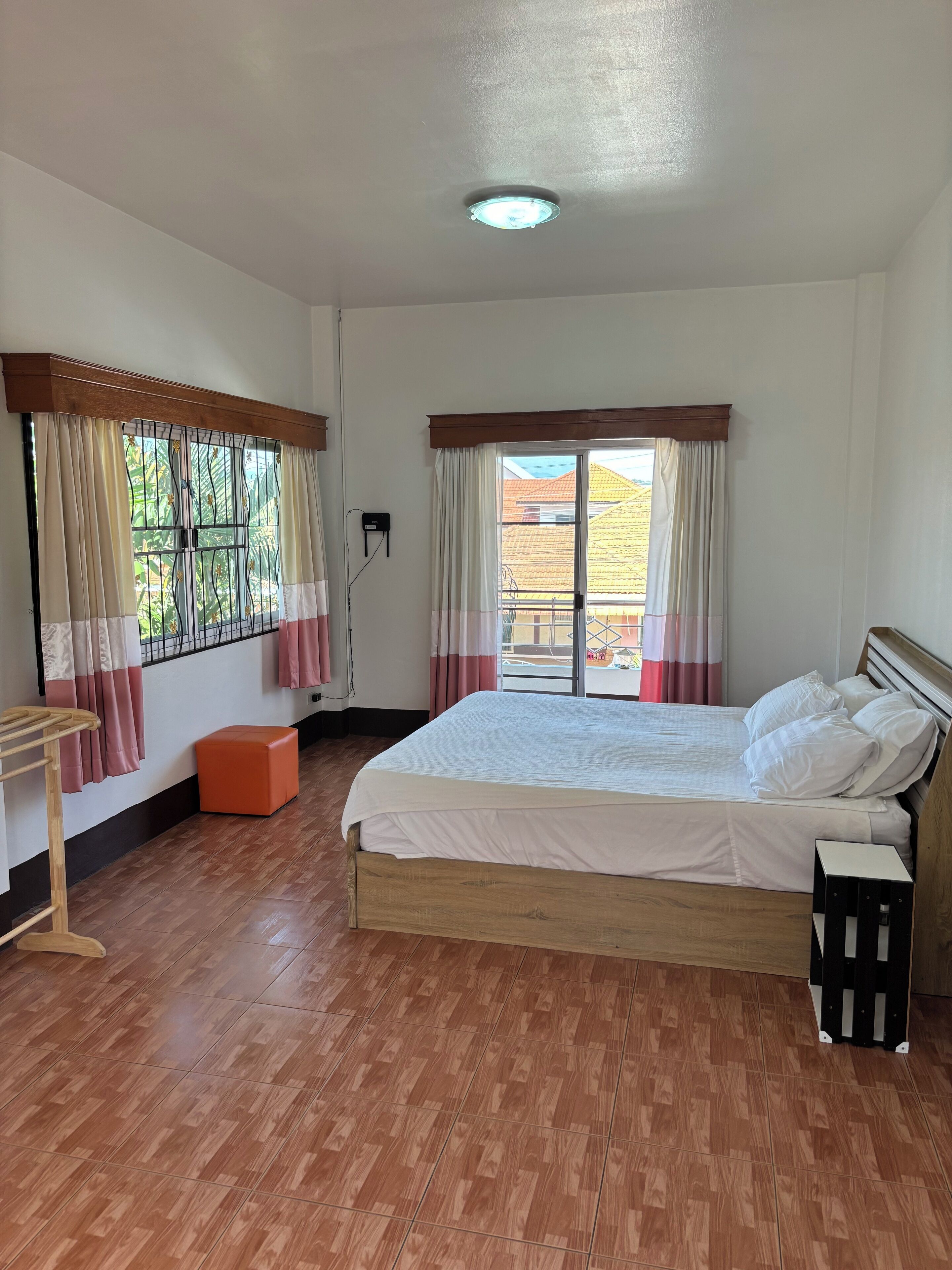 4 habitaciones, wifi, ropa de cama y acceso para silla de ruedas 