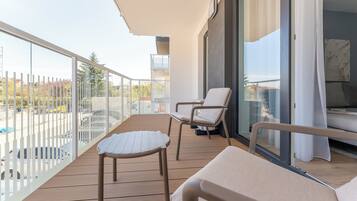 Apartment, Kochnische, Blick auf den Innenhof | 1 Schlafzimmer, Bügeleisen/Bügelbrett, kostenloses WLAN