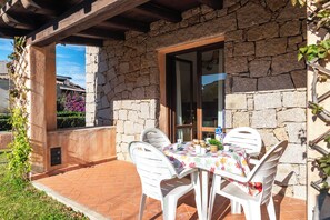 Familieleilighet, flere soverom (Il Borgo 13/2 700m From The Beach) | Terrasse/patio