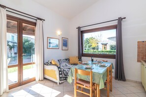 Appartement Familial, 2 chambres (Il Borgo 13/2 700m From The Beach) | Coin séjour | Télévision à écran plat de 21 pouces avec chaînes par câble
