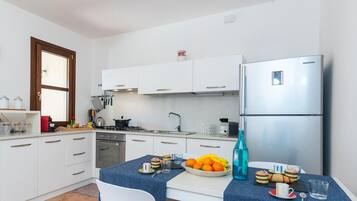 Geladeira, micro-ondas, fogão, cooktop