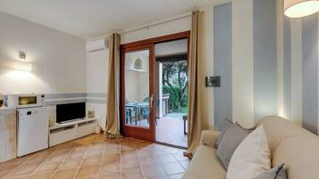 Apartamento família, vários quartos (Il Borgo 10/5 700m From The Beach) | Área de estar | TV de tela plana 21 polegadas com canais a cabo