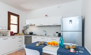 Appartement Familial, 2 chambres, 2 salles de bains (Il Borgo 20 D4 700m From The Beach) | Cuisine privée | Réfrigérateur, micro-ondes, four, plaque de cuisson