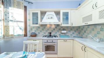 Apartamento família, vários quartos, 2 banheiros (Il Borgo C8 700m From The Beach) | Cozinha privada | Geladeira, micro-ondas, fogão, cooktop