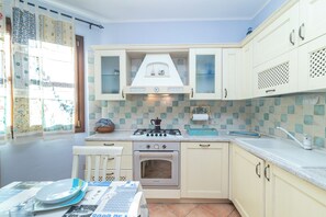 Familieleilighet, flere soverom, 2 bad (Il Borgo C8 700m From The Beach) | Eget kjøkken | Kjøleskap, mikrobølgeovn, ovn og kokeplater