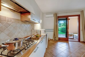 Familjelägenhet - flera sovrum (Il Borgo 10/5 700m From The Beach) | Eget kök | Kylskåp, mikrovågsugn, ugn och spishäll