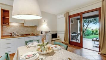 Apartamento família, vários quartos (Il Borgo 10/5 700m From The Beach) | Cozinha privada | Geladeira, micro-ondas, fogão, cooktop