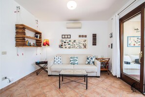 21-inch flat-screen TV with cable channels - Il Borgo Porto San Paolo (Loiri Porto San Paolo)