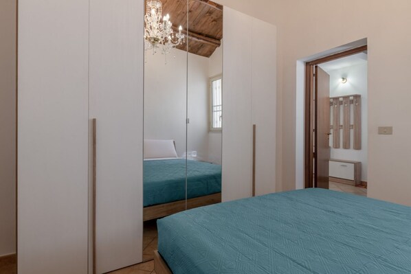 2 habitaciones y tabla de planchar con plancha