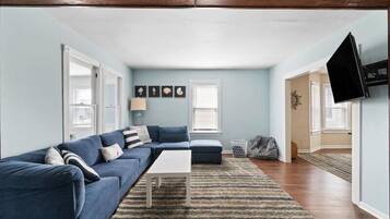 Fernseher, Kamin, Bücher, Arbeitsbereiche