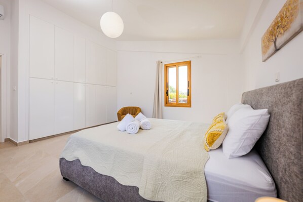 4 habitaciones, tabla de planchar con plancha, wifi y ropa de cama 