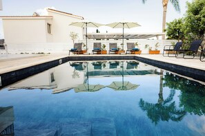 Pool - Spacious 4-bedroom villa with AC, WiFi in fabulous Peyia (Peyia)