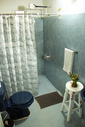 Haartrockner, Handtücher, Toilettenpapier