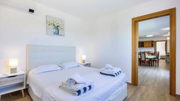5 bedrooms, WiFi, bed sheets