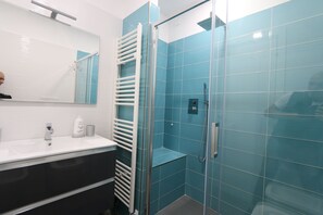 Shower, hair dryer, bidet, towels - B&B Ex Albergo Centrale Atessa a place that has a history (Atessa)