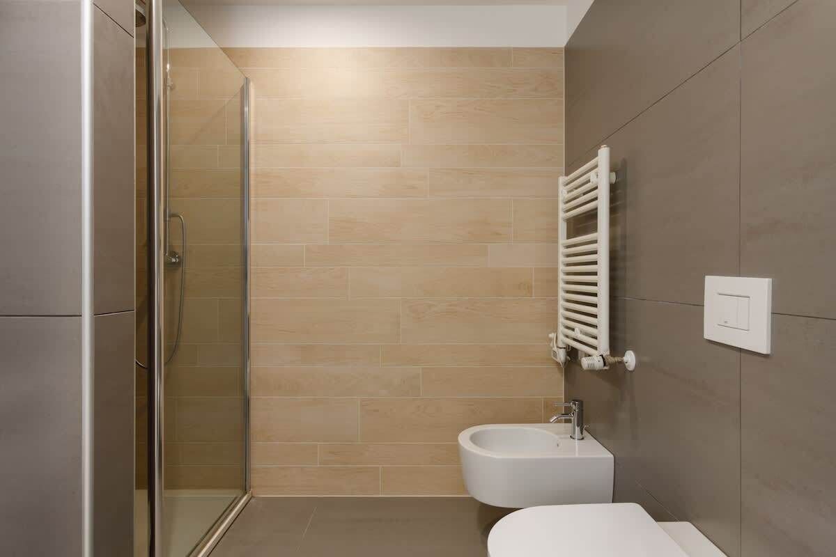 Dusche, kostenlose Toilettenartikel, Haartrockner, Handtücher
