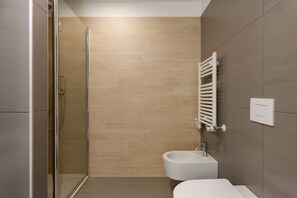 Regadera, amenidades de baño gratuitas, secadora de cabello, toallas 