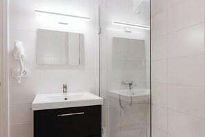 Suihku, hiustenkuivaaja, pyyhkeet, saippua