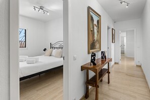 3 chambres, coffres-forts dans les chambres, fer et planche à repasser