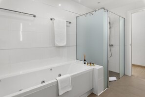 Douche, sèche-cheveux, serviettes fournies