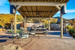 Outdoor dining - The Springcrest Chalet (Mountain Center)