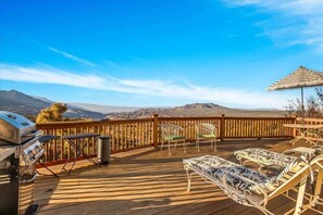 Outdoor dining - The Springcrest Chalet (Mountain Center)