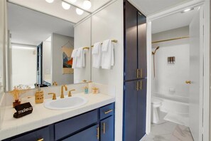 Shower, hair dryer, shampoo - The Rancho Club Estados (Palm Springs)