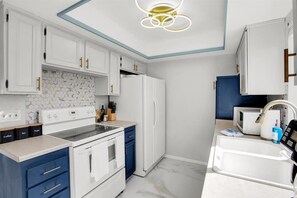Fridge, microwave, oven, stovetop - The Rancho Club Estados (Palm Springs)