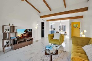 TV, offices - The Rancho Club Estados (Palm Springs)