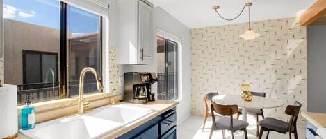 ثلاجة، ميكروويف، فرن، موقد طهي مسطح