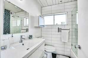 Shower, hair dryer, shampoo - The Happy Hue Retreat (Palm Springs)