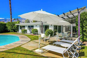 Outdoor dining - The Happy Hue Retreat (Palm Springs)