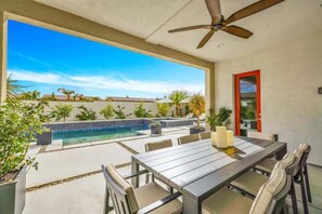 Outdoor dining - The Desert Oasis Casita (Palm Desert)