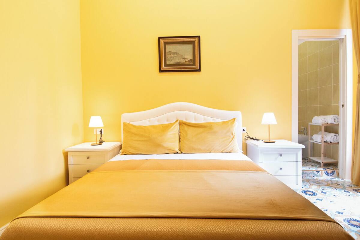 Minibar, desk, WiFi (free), bed sheets
