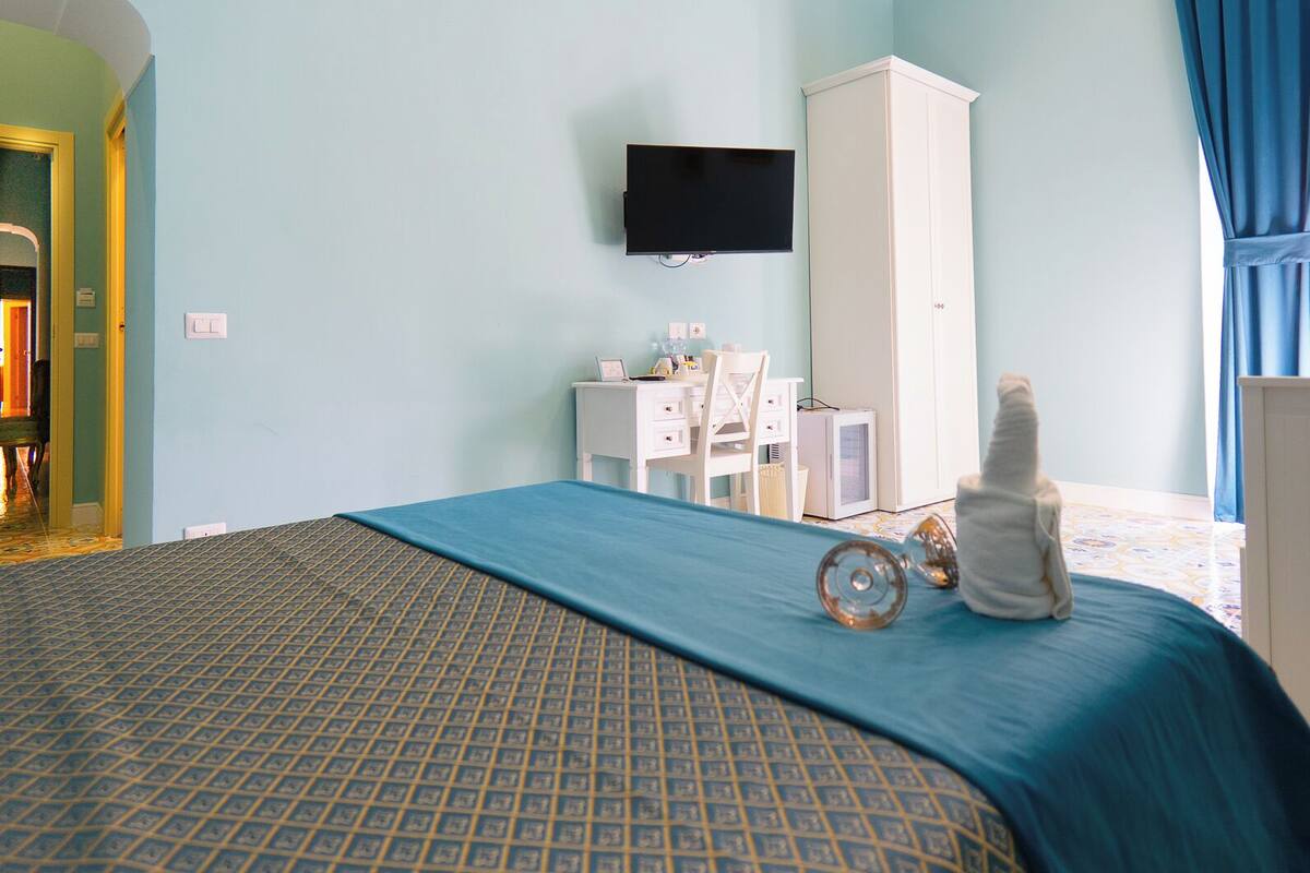 Minibar, desk, WiFi (free), bed sheets