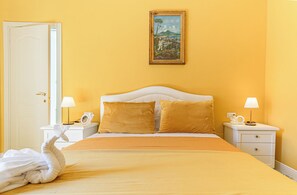 Chambre Deluxe double, vue sur la ville | Minibar, bureau, accès au Wi-Fi (inclus), literie fournie
