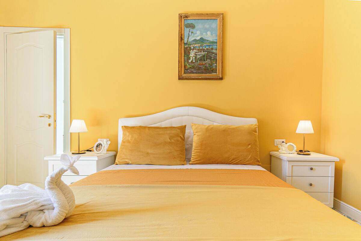 Minibar, desk, WiFi (free), bed sheets