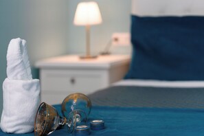 Familie vierpersoonskamer, uitzicht op de stad | Een minibar, een bureau, gratis wifi, beddengoed