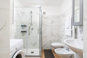 Dusch, hårtork, handdukar och tvål